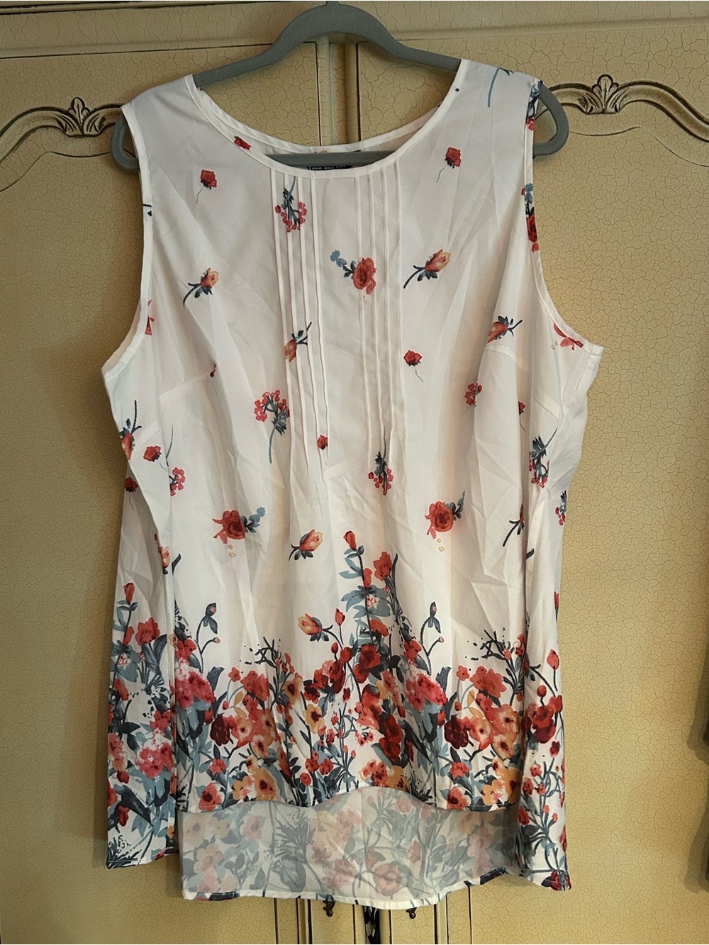 NWT BloomChic 18/20 White Floral Pintuck Sleeveless blouse